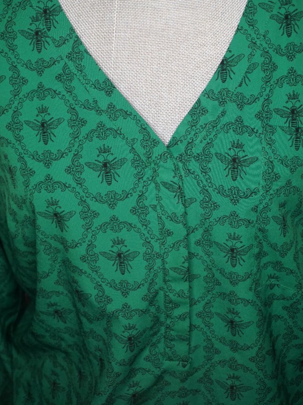 Merona XXL Green Bee Print Long Sleeve Top - Picture 4 of 4